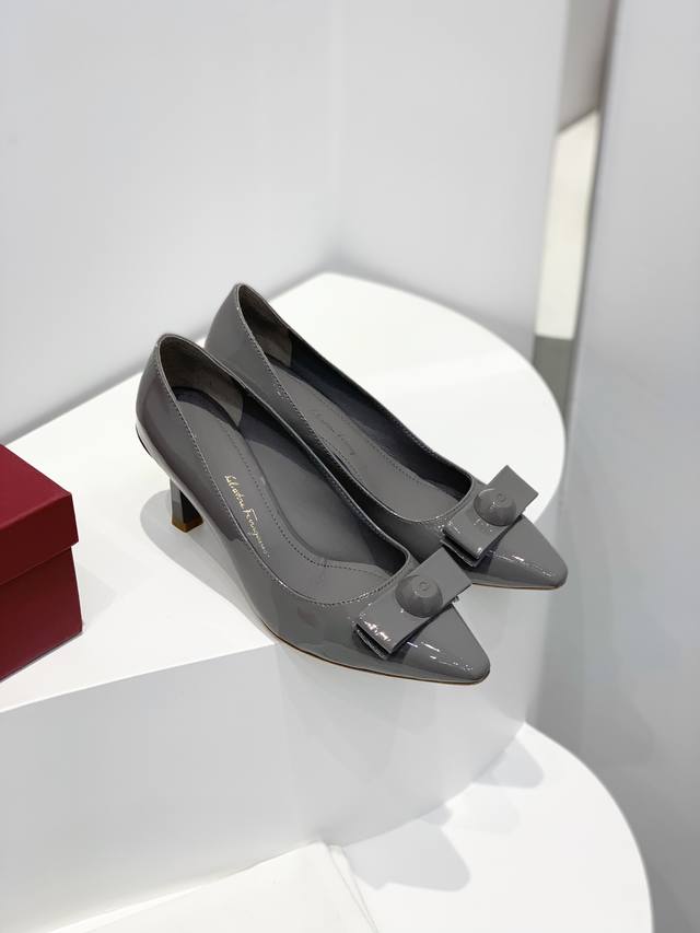 工厂价390 Sf Salvatore Ferraga*O 菲拉*慕官网新款Vara半圆蝴蝶结单鞋，采用新式小尖头鞋楦，很个性时尚的款式，鞋头饰有备受喜爱的Va
