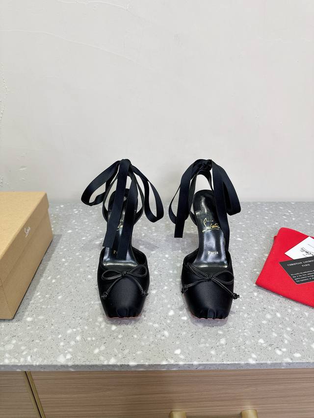 380Christian Louboutin Cl 25Ss春夏新款 时装走秀 芭蕾蝴蝶结 高跟鞋 没什么好说的，就是一整个美疯致命的诱惑 刚刚上脚试了 非常好