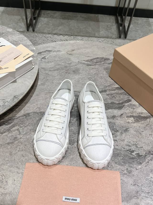 330 Miumiu谬谬2024春夏季新款帆布鞋 原版 1：1开发，各大明星 网红的热爱款 ，亲肤秋季必备款 鞋面简约设计性感 配原版包装 面料：完全对版的斜纹