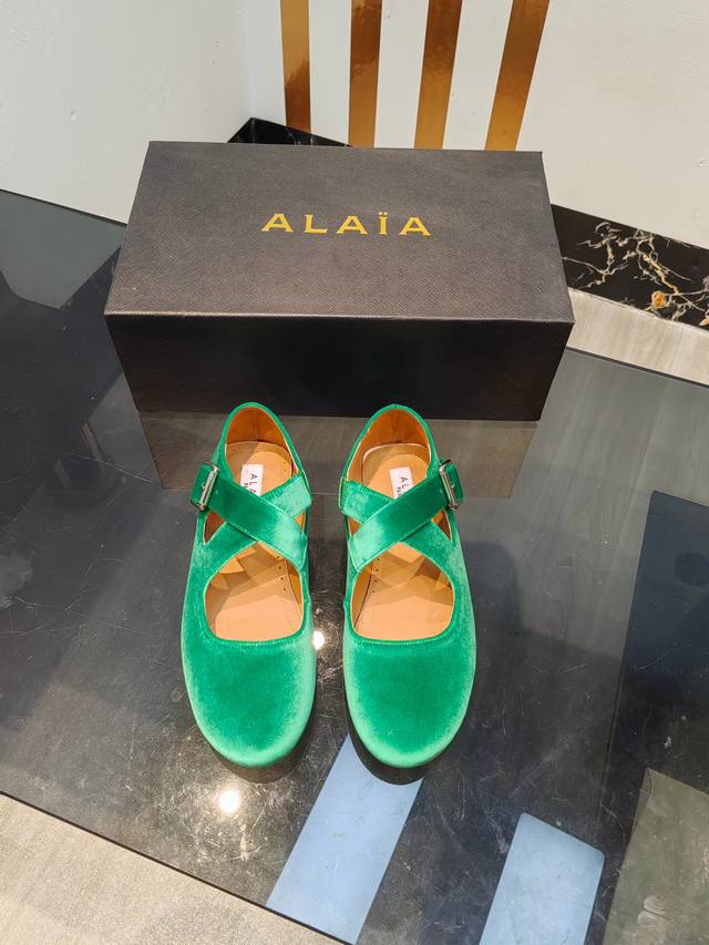 工厂出:360 小众Alaia 2024Vs秋季单鞋系列…… 【复古横带单鞋】 一双完美取代小白鞋的新型时尚芭蕾鞋，配上不同款式，不同风格都能轻松驾驭，无论牛仔