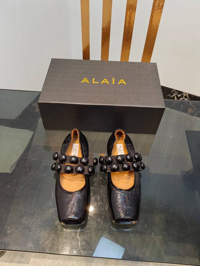 工厂出380Alaia 阿莱雅猪鼻子芭蕾舞鞋 别致的心形设计 足上的性感之姿 Alaia太懂女人了 取悦自己才是生活的王道 Love系列上新 材质：进口羊皮，