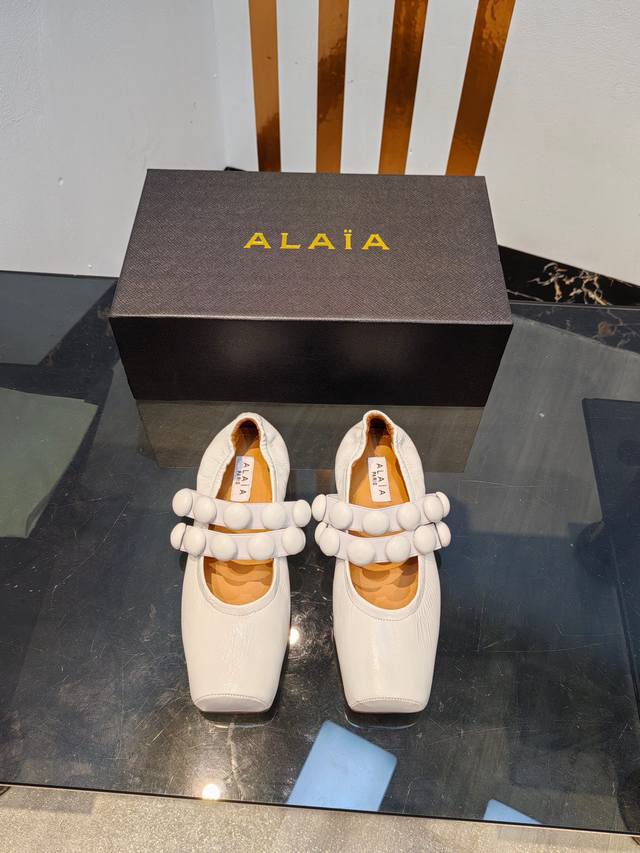 工厂出380Alaia 阿莱雅猪鼻子芭蕾舞鞋 别致的心形设计 足上的性感之姿 Alaia太懂女人了 取悦自己才是生活的王道 Love系列上新 材质：进口羊皮，