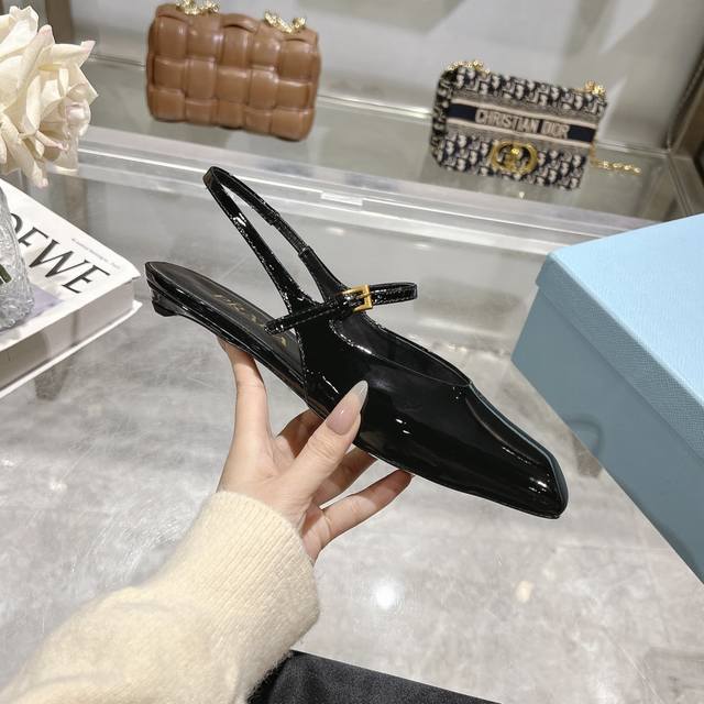 工厂价P310，25年新款上市走秀明星新品时尚潮流【Prada 普拉达】方头高跟方跟粗跟凉鞋后空单鞋。鞋面采用进口牛漆皮，开边珠、内里垫脚为进口羊皮，意大利注塑