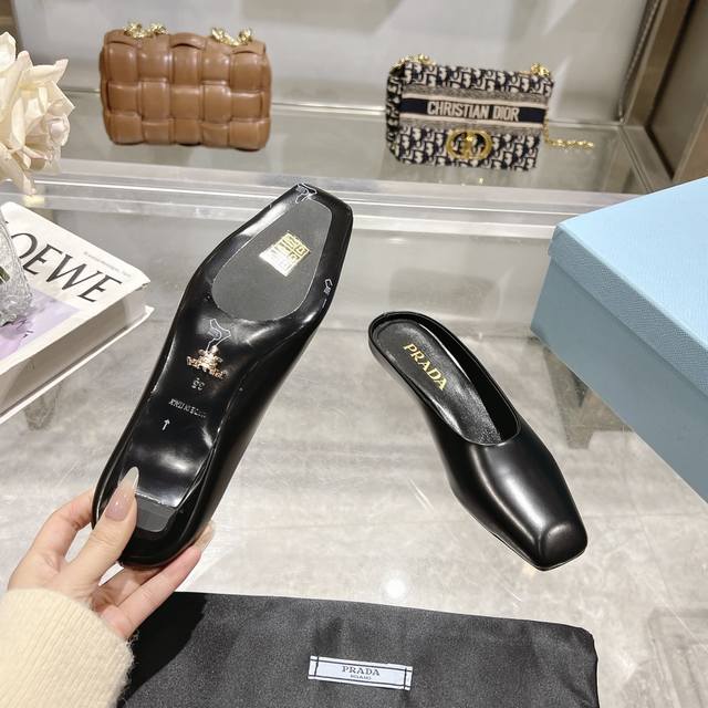 工厂价P310，25年新款上市走秀明星新品时尚潮流【Prada 普拉达】方头高跟方跟粗跟凉鞋后空单鞋。鞋面采用进口牛漆皮，开边珠、内里垫脚为进口羊皮，意大利注塑