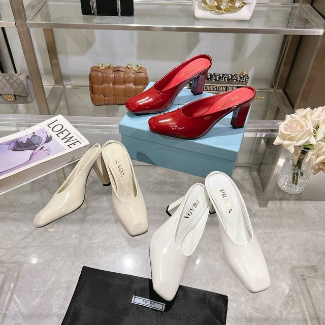 工厂价P310，25年新款上市走秀明星新品时尚潮流【Prada 普拉达】方头高跟方跟粗跟凉鞋后空单鞋。鞋面采用进口牛漆皮，开边珠、内里垫脚为进口羊皮，意大利注塑