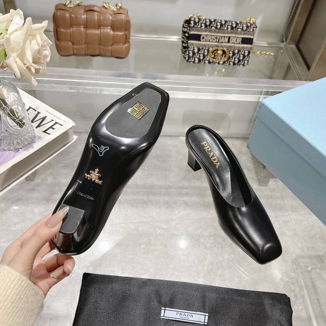 工厂价P310，25年新款上市走秀明星新品时尚潮流【Prada 普拉达】方头高跟方跟粗跟凉鞋后空单鞋。鞋面采用进口牛漆皮，开边珠、内里垫脚为进口羊皮，意大利注塑