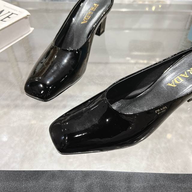 工厂价P310，25年新款上市走秀明星新品时尚潮流【Prada 普拉达】方头高跟方跟粗跟凉鞋后空单鞋。鞋面采用进口牛漆皮，开边珠、内里垫脚为进口羊皮，意大利注塑
