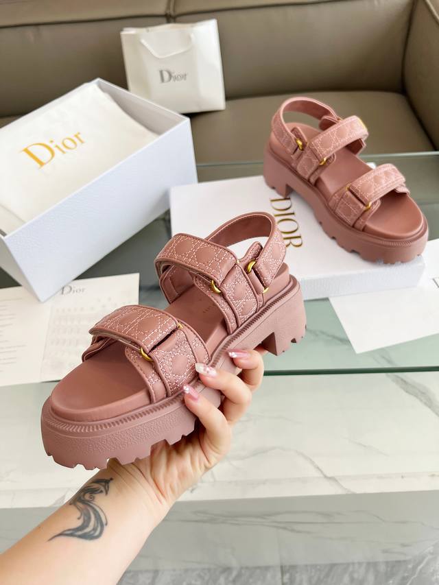 310 ￥Dior迪奥新品经典款。代购级别品质国外专柜爆款厚底中跟凉鞋 鞋面内里：原版定制材料，鞋底原版开模1.1，大底轻便 码数35-40（41/42可定做
