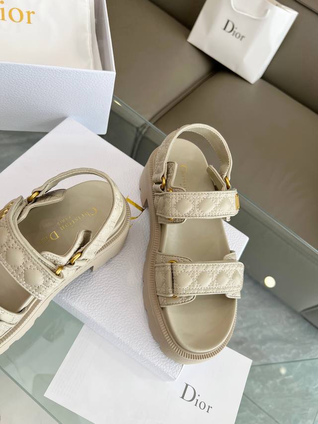 310 ￥Dior迪奥新品经典款。代购级别品质国外专柜爆款厚底中跟凉鞋 鞋面内里：原版定制材料，鞋底原版开模1.1，大底轻便 码数35-40（41/42可定做