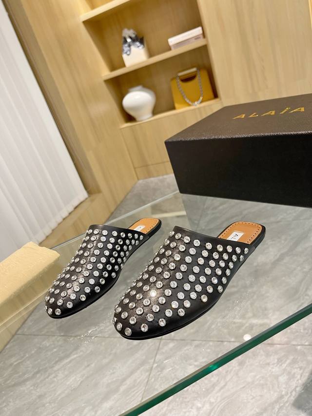 price: 360 品 牌：Alaia 阿莱亚24S新品复古扣带玛丽珍鞋芭蕾舞鞋 走秀款平底芭蕾舞鞋章小蕙同款甜酷芭蕾风，人气超高的一款芭蕾舞鞋，浪漫又迷人舒