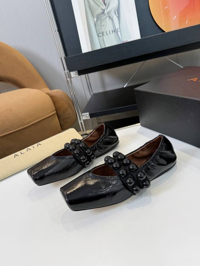 price: 390 品 牌：Alaia 高版本 独家新品 Alaia 阿莱亚24Ss/ 走秀款糖果色平底玛丽珍芭蕾舞鞋 最近超火的一款平底鞋 章小蕙同款 甜酷