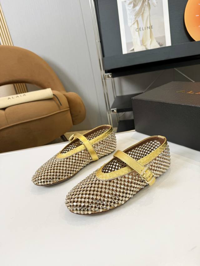 price: 420 品 牌：Alaia 阿莱亚23S新品复古扣带玛丽珍鞋芭蕾舞鞋 走秀款平底芭蕾舞鞋章小蕙同款甜酷芭蕾风，人气超高的一款芭蕾舞鞋，浪漫又迷人舒