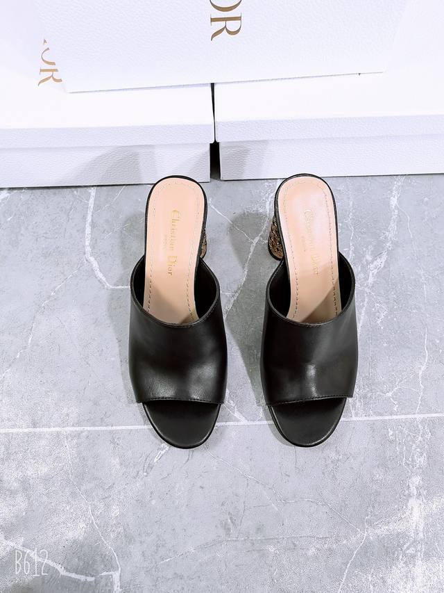 dior /迪奥24S春夏新品 圆跟拖鞋 鞋面采用进口小牛皮 内里垫脚均为羊皮 意大利进口牛皮大底 跟高：4Cm/8Cm 码数：35-39 （40/41/定做）