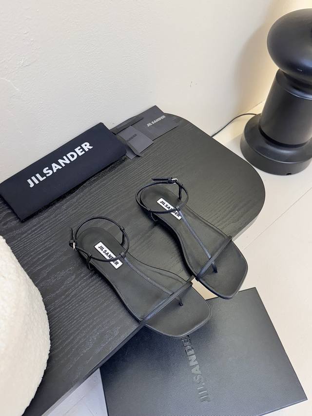 真皮大底330 橡胶大底300 平底小众潮牌网红款——Jil Sander 2025吉尔·桑达早春凉鞋系列！春夏最新爆款时髦平底方头带子凉鞋 这款真的绝了 时髦