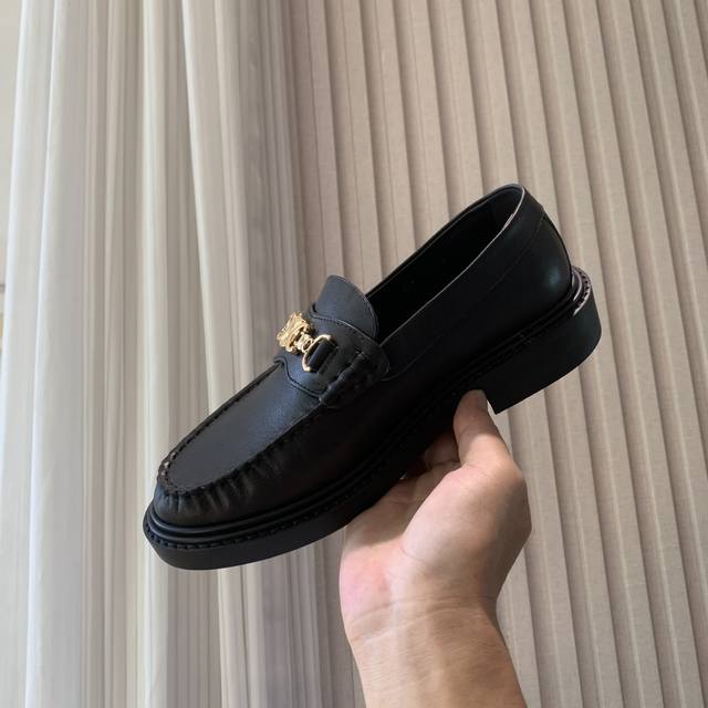 p400 顶级版本2024新款 Celine/赛琳经典英伦复古学院风乐福鞋 极简主义风格 很精致的一款小皮鞋，超级修饰腿型 最重要的是百搭好看。春秋搭配裙子裤子