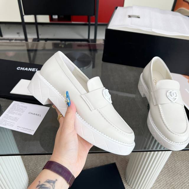 p430 chanel 香奈儿*新款小香爱心扣粗跟乐福鞋 粗跟上脚增高4.5Cm不一样的Fell。爱心五金显得十分精致，原版私家开模定制，真的是被每一个细节击中