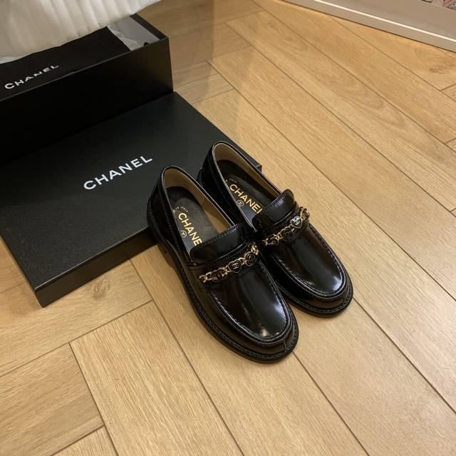 p430 高版本小香家单鞋Chane*｜，大爆款！小香2024官网香奈儿早秋单鞋，系列新品乐福鞋满满的复古风 秀气的鞋型 看着就很讨喜，小圆头 衬托脚也变得瘦瘦
