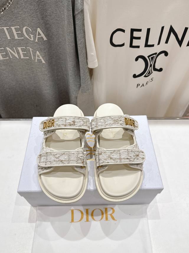 高版本出厂 380 【高品质】Dior*迪奥D家2025Ss春夏新款魔术贴沙滩拖鞋～ 经典版型 搭配贴合脚型的内底，采用格外轻盈、舒适的特殊面料制作。鞋面饰带采