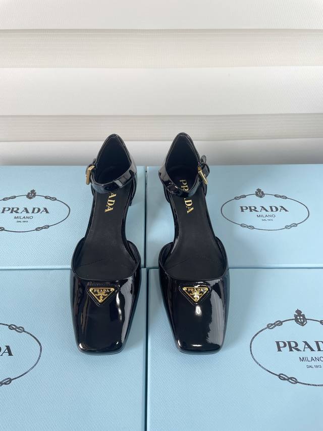 prada 普拉达春夏款方头漆皮中空扣带凉鞋 prada 春夏新款方头漆皮平底中空凉鞋，Prada新款真的杀疯了！慵懒与优雅并存的凉鞋来啦！开春款新上新！中空的