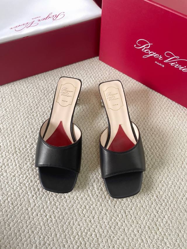 【Roger Vivier 】| 225 罗杰维维亚春夏新款花朵钻扣玛丽珍单鞋Rv拖鞋，亮面漆皮搭配钻扣，一眼被惊艳到仙女们确定不拿下这款绝美玛丽珍单鞋气场妥妥