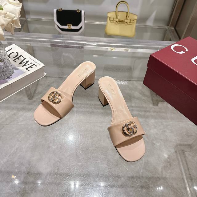 9719-5 浅粉￥360】 拖鞋系列：面料顶级小牛皮，内里垫脚牛皮，原版古铜金马衔扣，意大利原版真皮大底［内配合格证／布袋／手提袋等全套包装］ （35-42）