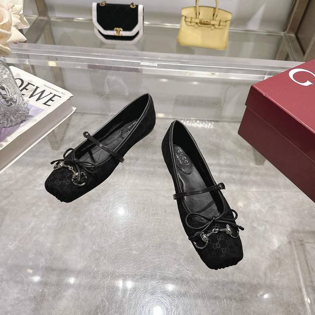 9099-10+ 黑￥400（35-42）这款马衔扣芭蕾平底鞋选用方形鞋头设计，搭配雅致的蝴蝶结细节，致敬传统芭蕾舞鞋款型。这款单品以光泽丝缎匠心打造，巧妙缀饰