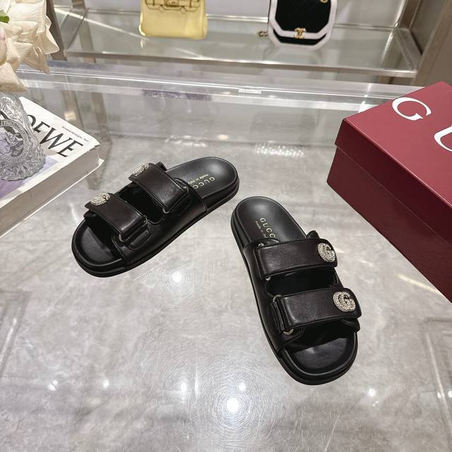 8868-2 黑￥360（35-40）Gucci现代设计美学探索独特匠心之路，巧妙融合品牌经典元素与备受喜爱的品牌标识。这款凉鞋缀饰备受喜爱的双G造型配件，为整