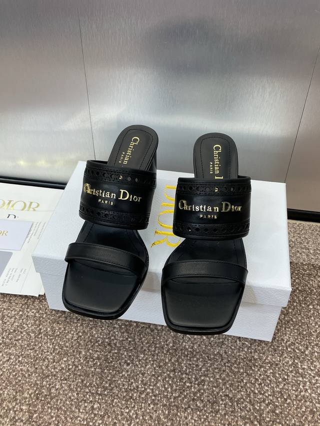 工厂价P390 迪奥 Dior 2025 春夏新款 D-Lane 果冻色镂空粗跟女鞋 Cd字母Logo五金扣低跟圆头露趾凉拖鞋 市面顶级版本 材质:鞋面进口小牛