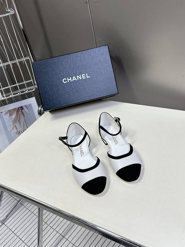 340 Chanel香奈儿春夏秀款中空凉鞋 第一眼看上就被种草了根据天气变化自由穿搭！套上袜套春夏秒变可爱单鞋！秒变魔法公主鞋面采用混种羊皮内里踮脚丝绸羊皮 脚