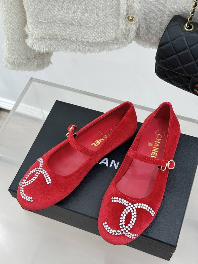 厂价350 chane*｜小香经典早春新品 水钻双C玛丽珍鞋 这一季的春款真的太爱了！ 点缀的水钻双C在阳光下Blingbling… 逛街、约会、通勤都都能轻松