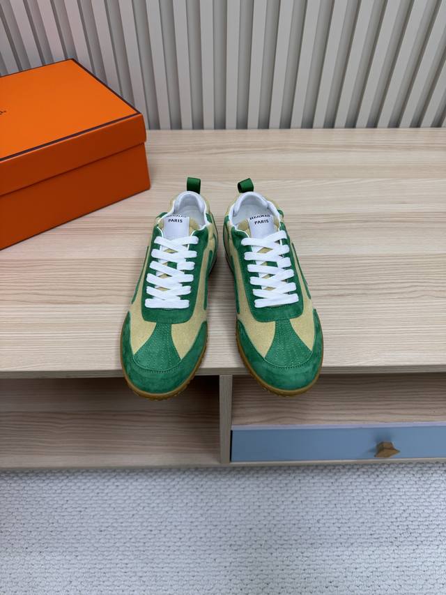 380Hermes 爱马仕 / 顶级版本#情侣款 24Ss休闲运动鞋 麂皮山羊皮运动鞋装饰撞色图案和标志性“H”细节，配送专柜精美包装 面料：麂皮+羽绒布 内里
