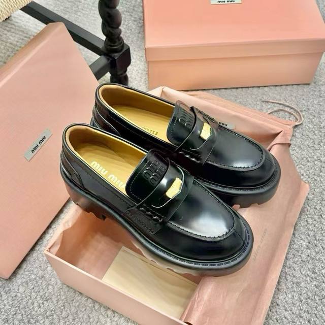 miumiu/缪缪经典走秀款钱币松糕厚底乐福鞋 最近风很大的金币乐福鞋 被挖到了～ 满满的复古英伦感 顺带着一股学院风 中间还镶嵌了一枚金币 让人无法忽视 整