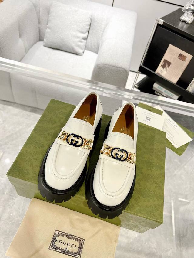 gucci 2025Ss新款乐福鞋荔枝纹牛皮压花双G古驰Logo 高端版推荐 最美单鞋 上脚秒变小仙女♀各种场合轻松驾驭， 面料采用开边珠牛皮荔枝纹牛皮压花双G