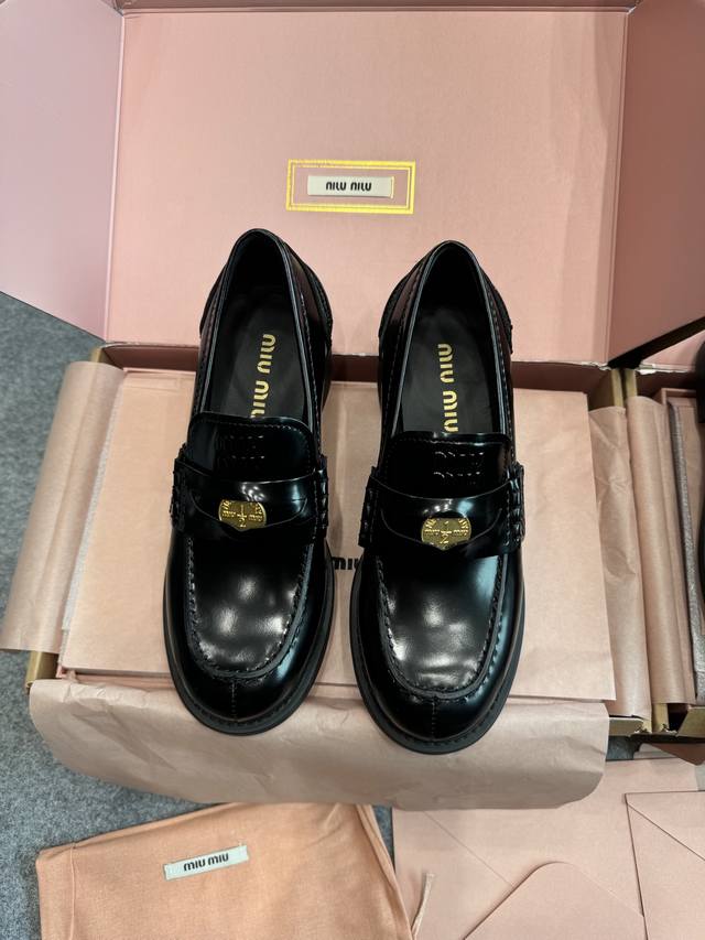 牛货460 size：35-36-37-38-39-40 miumiu丨23Fw新款复古美拉德金币乐福鞋 越看越上头的乐福鞋，配上袜子也是妥妥的学院风，高级感十