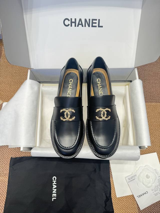 高货560 size：35-36-37-38-39-40 chanel 24S新款乐福鞋，山茶花朵扣乐福鞋香奶奶的2024年早春新款乐福鞋。充满着复古气息且不需