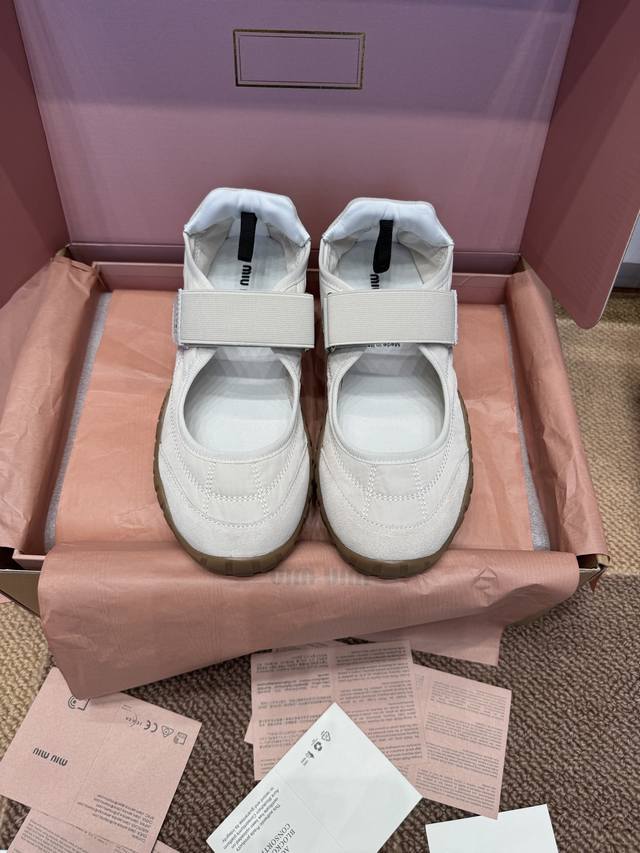 380 miumiu 缪缪 25Ss Tyre系列春夏新款 饼干鞋 阿甘鞋休闲运动鞋 轮胎德训鞋 玛丽珍鞋 miumiu最新爆款 前卫大胆的设计，风格融于此款厚