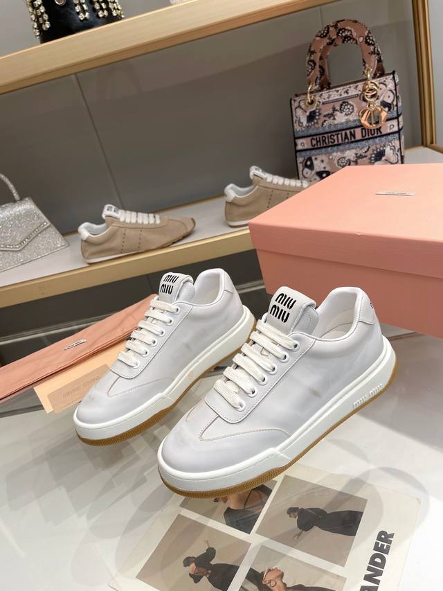 出厂价330 miumiu缪缪家早春最新走秀款 休闲脏脏鞋/运动小白鞋 国内外博主刷爆的一款，小红书种草系列，复古又时髦上脚美炸了 简约的运动板鞋设计，极具辨识