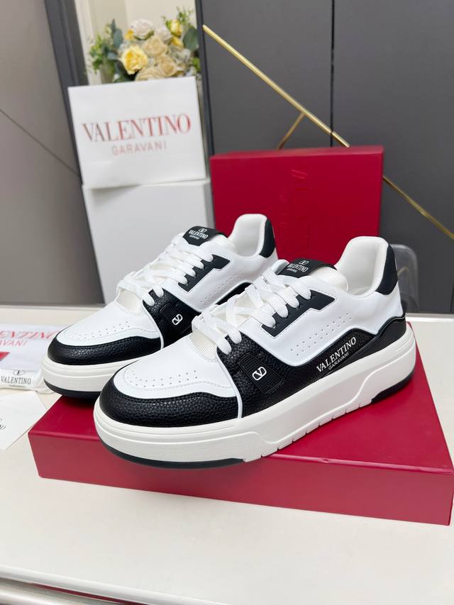华伦天奴 情侣款运动鞋系列 valentino 2025最新款情侣运动鞋 明星同款 火爆发售. 原版Zp入购拆解. 反复打版调改. 力要1:1原版还原！顶级奢华