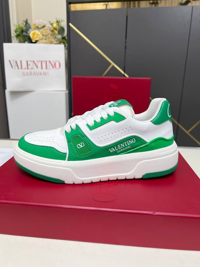 华伦天奴 情侣款运动鞋系列 valentino 2025最新款情侣运动鞋 明星同款 火爆发售. 原版Zp入购拆解. 反复打版调改. 力要1:1原版还原！顶级奢华