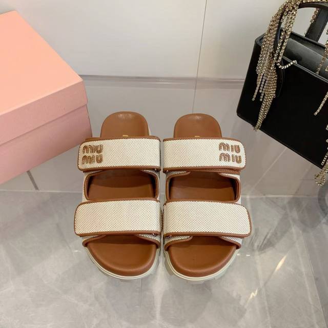 出厂价340￥ Miumi**2025春夏新款钱币凉鞋 罗马厚底魔术贴凉鞋 拖鞋 半拖 最新走秀款，经典升级 舒适度与时髦度并存 每个颜色搭配都好看，设计搭配不