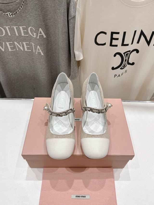 高版本出厂 380 Miumiu/缪缪2025Ss走秀限量款玛丽珍公主高跟鞋单鞋 玩味经典风格与复古灵感，塑就此款漆皮高跟鞋。结构式鞋跟释放怀旧气息，鞋跟处的标