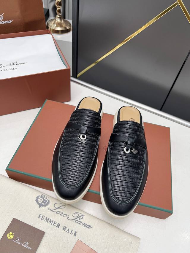 loro Piana 诺悠翩雅四季半拖款。于1924年4月24日一手创立现有的Loro Piana公司。家族经营至今已是第六代，为讲求品味及对质量有要求的顾客提