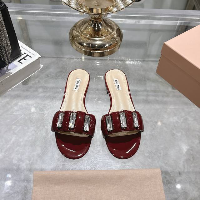出厂300（顶级版本）Miumiu谬谬2025春夏新款镶钻一字拖鞋 可甜可盐的喵喵女孩 简约设计的鞋面给这款凉拖增添不少少女心。 原版 1：1开发，各大明星 网