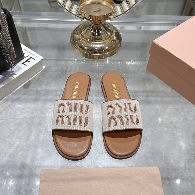 出厂310早春新款Miumiu麻布字母Logo平底一字拖鞋 妥妥的度假风来袭 Zp开发 原版拆卸 对版缪缪字母 Miu真的太少女啦！ 夏天怎么能少得了一双百搭又
