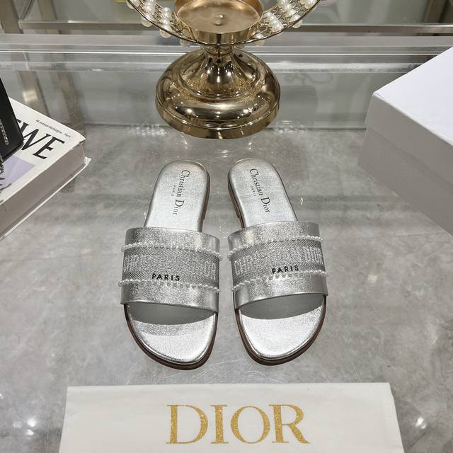 出厂330Dior 迪奥 25Ss春夏新款珍珠 D-Lane 平底圆头 露趾拖鞋 凉鞋春季季成衣系列的新款单品，来自 Iviera 限定系列，兼具高订风格和休闲