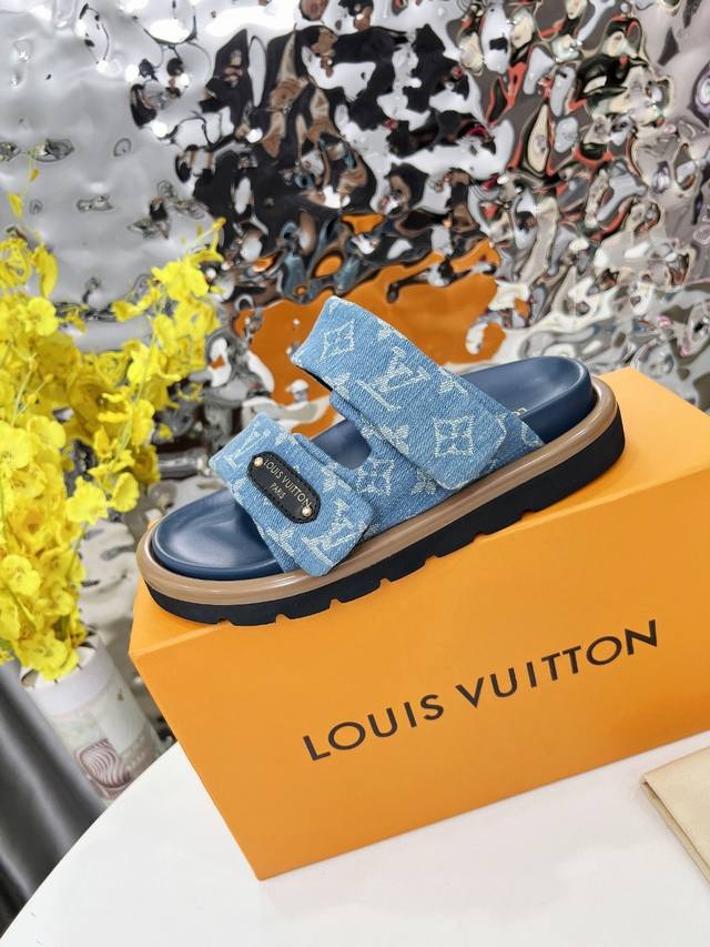 louis Vuitton路易威登春夏新款拖鞋火爆上市，1:1高级定制，秒杀一切仿品，原版开模Logo装饰，既时尚又美观，面料:进口压花丝绸面料，内里羊皮，精美