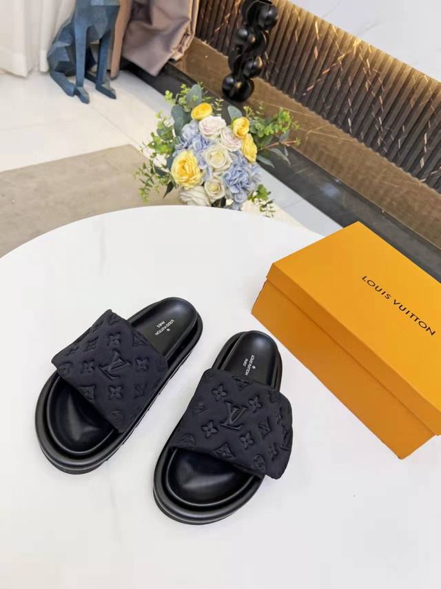 louis Vuitton路易威登新款10多个色拖鞋火爆上市，1:1高级定制，秒杀一切仿品，原版开模Logo装饰，既时尚又美观，面料:小牛皮，内里羊皮，精美原版