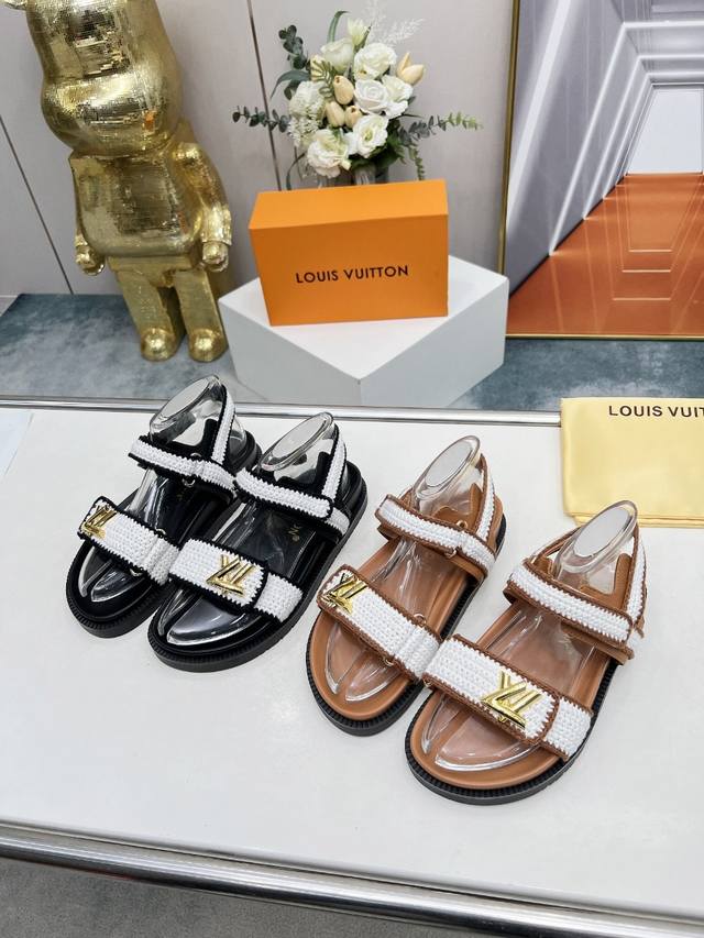 louis Vuitton路易威登春夏新款拖鞋火爆上市，1:1高级定制，秒杀一切仿品，原版开模Logo装饰，既时尚又美观，面料:存手工针织打造，内里羊皮，精美原