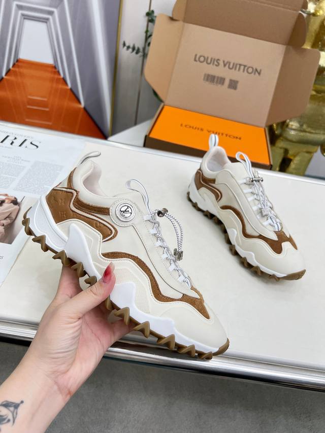 本款男女款 Lv Rush 运动鞋取材 Monogram 压纹牛皮革等混合材质，瞩目亮相路易威登 柔韧波浪形外底巧妙呼应海洋主题，混合材质，Lv Circle