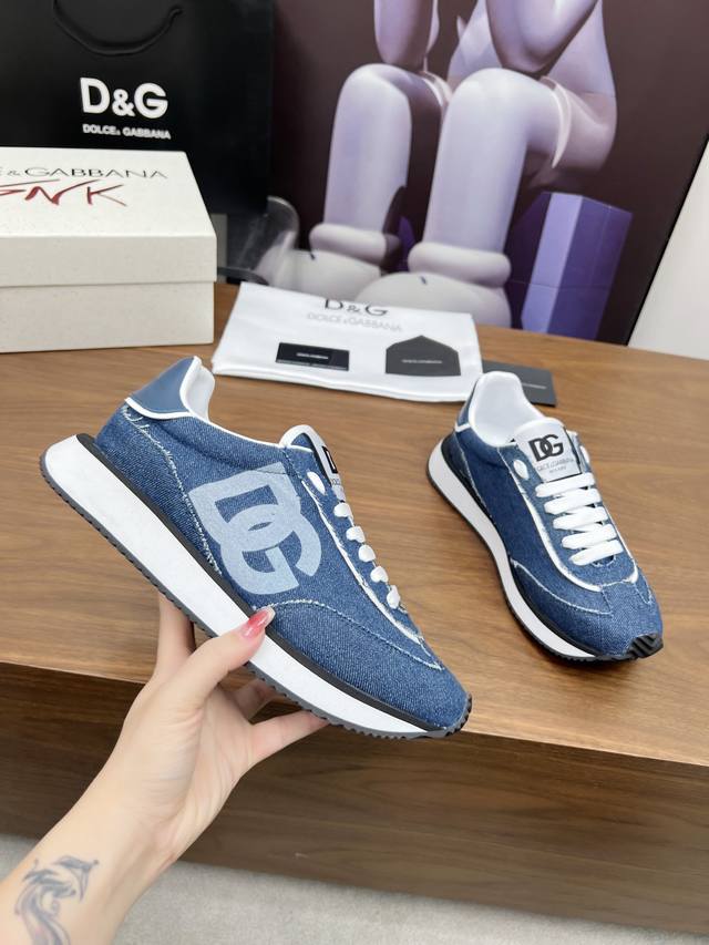 p380 高端版本高质量原单品质 d0Lce & Gabbana 今年的主打款式 没有之一 超火超帅气的休闲鞋此款传承了D家一贯有点浮夸而不失时尚的风格 精湛的